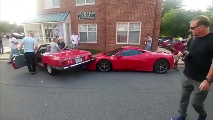 Taková malá chybička! Mercedes zaparkoval na Ferrari!