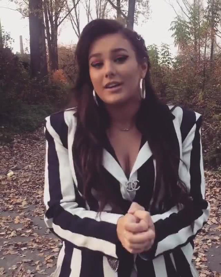 Totální úlet Ewy Farne. Na video se nasoukala do bizarního outfitu