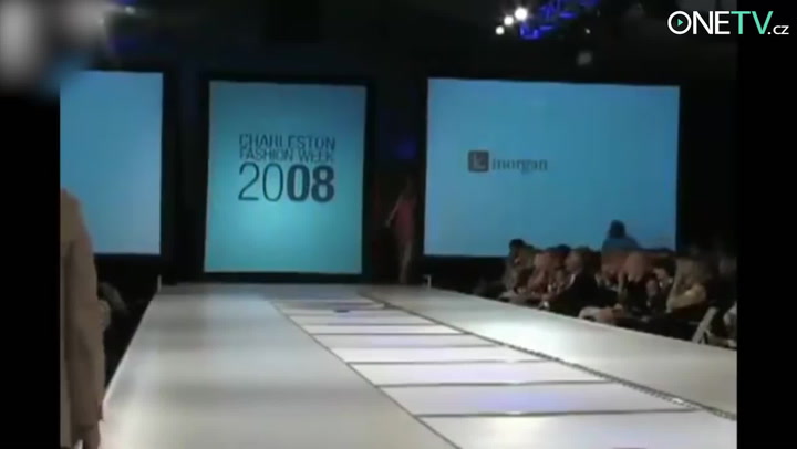 Potrháte se smíchy: Už jste viděli, jak padají modelky? No elegantně to rozhodně není!