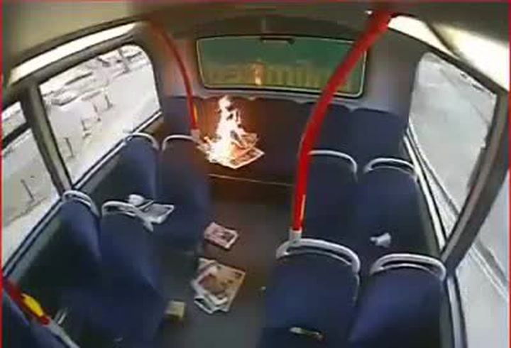 Psychopatický cestující zapálil za jízdy autobus MHD.
