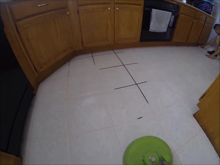 Tenhle mop dokáže se špinavou podlahou totální zázrak za pár vteřin. To musíte vidět!