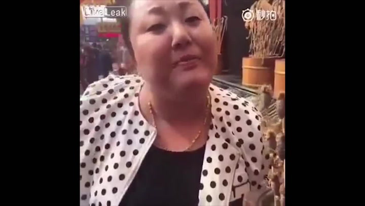 Dobrou chuť! Tahle žena si pochutnává na živých škorpionech!