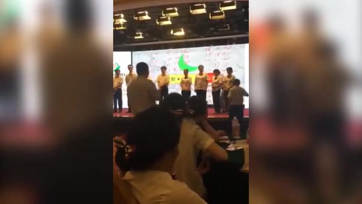 Šéf banky brutálně šikanoval zaměstnance, dostali výprask obuškem před svými kolegy!