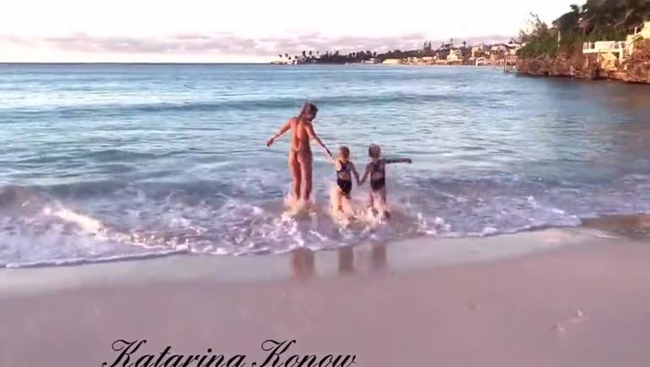 Nádherná maminka používá děti místo závaží, z jejích videí je světový hit!