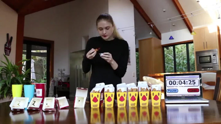 Co dokáže spořádat na posezení tahle křehká holka? To budete koukat!