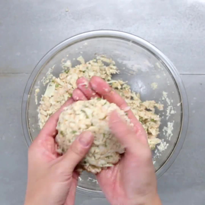 Tyhle květákové placičky budete zbožňovat! Zaberou pár minut a stačí vám minimum ingrediencí