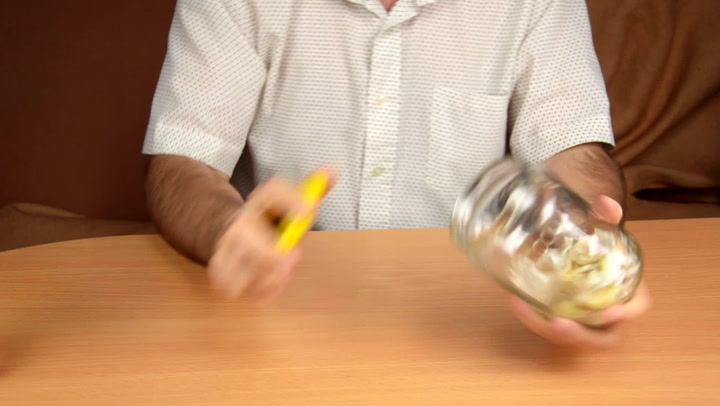 Jak za pár vteřin oloupat celý česnek? Budete koukat!