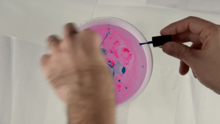 Barvení vajec lakem na nehty? Už nikdy nebudete používat nic jiného, podívejte se na tu krásu!