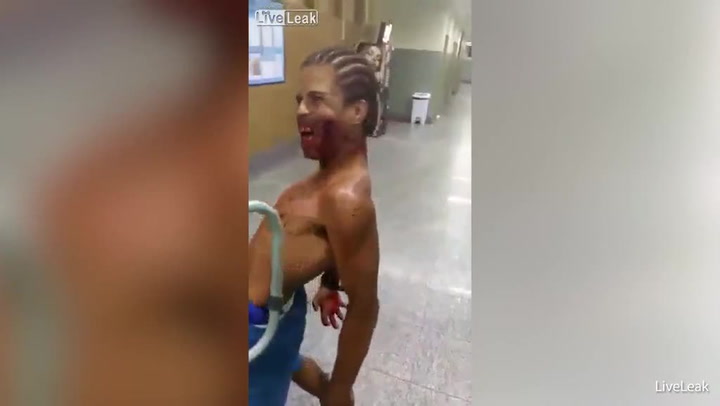 Posedl tohoto šílícího muže ďábel? Internet obíhá neobvyklé video