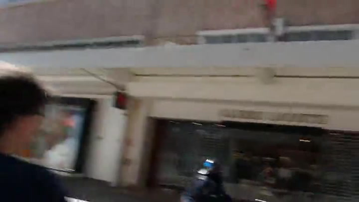 Drsné video: Policista chtěl zahnat rozběsněný dav, ten se na něj okamžitě vrhnul!