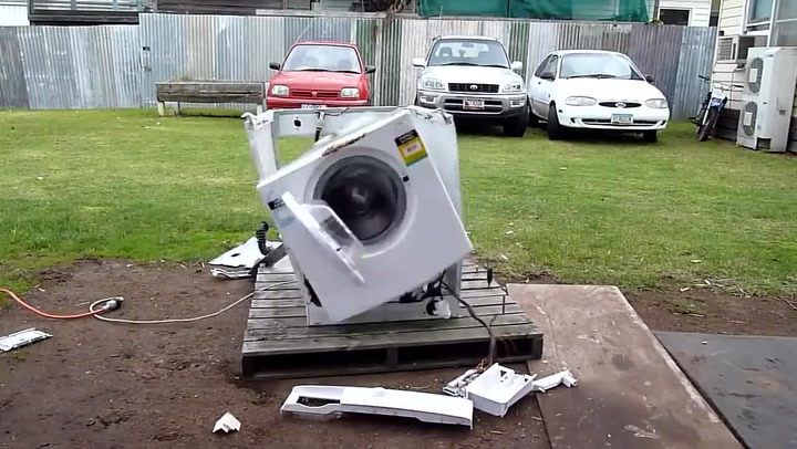 Co se stane s pračkou, když do ní dáte těžký kovový válec a zapnete ji? TO JE MASAKR!