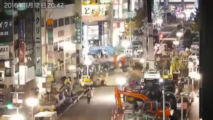 Tohle je v česku naprosté sci-fi. Japonská křižovatka zmizela v kráteru, za týden byla zpět na místě!