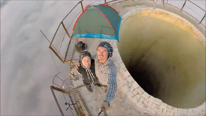 Pár dobrodruhů stanoval na třísetmetrovém rozpadajícím se komíně. Byla to nejděsivější noc všech dob