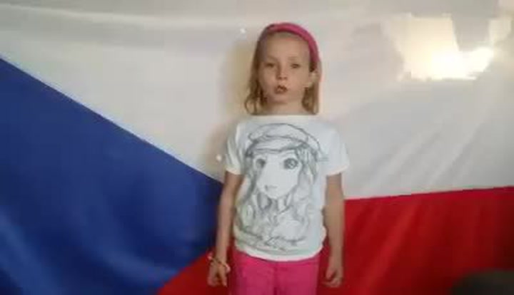 Tahle holčička zpívající hymnu Ortelu pobouřila český internet. Není to už moc?