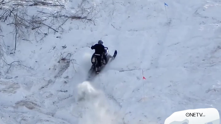 Ledové FAILY: Nejvtipnější pády, které opravdu bolí!