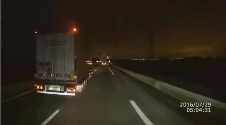 Že je v Calais od migrantů klid? Ani náhodou. Podívejte se na čerstvé záběry od řidiče kamionu