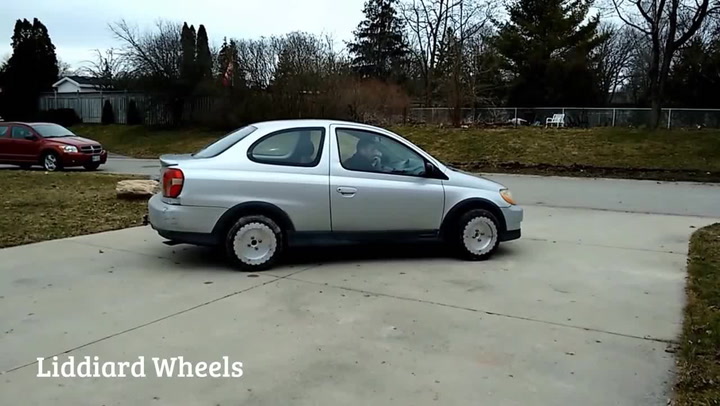 Máte potíže s parkováním auta? Tenhle super vynález je právě všechny vyřešil!