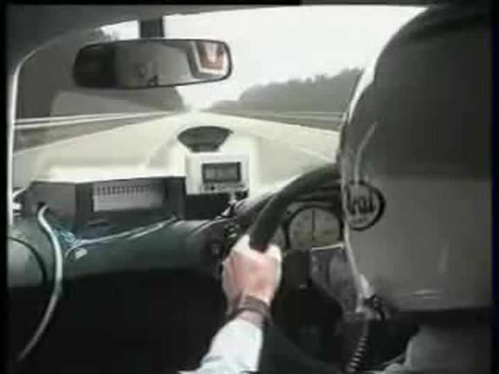 Na videu z roku 1997 jede McLaren skoro 400 km/h! Tohle video překvapilo i zkušené závodníky