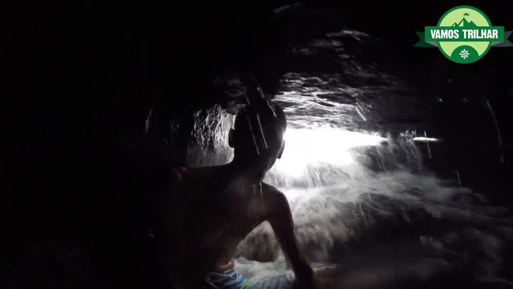 Skrz tenhle vodopád vede cesta do tajné jeskyně! To musíte vidět!