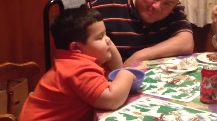 Tohle video obletělo svět! Malý klučina je hladový a ospalý zároveň, jeho rodina umírá smíchy!