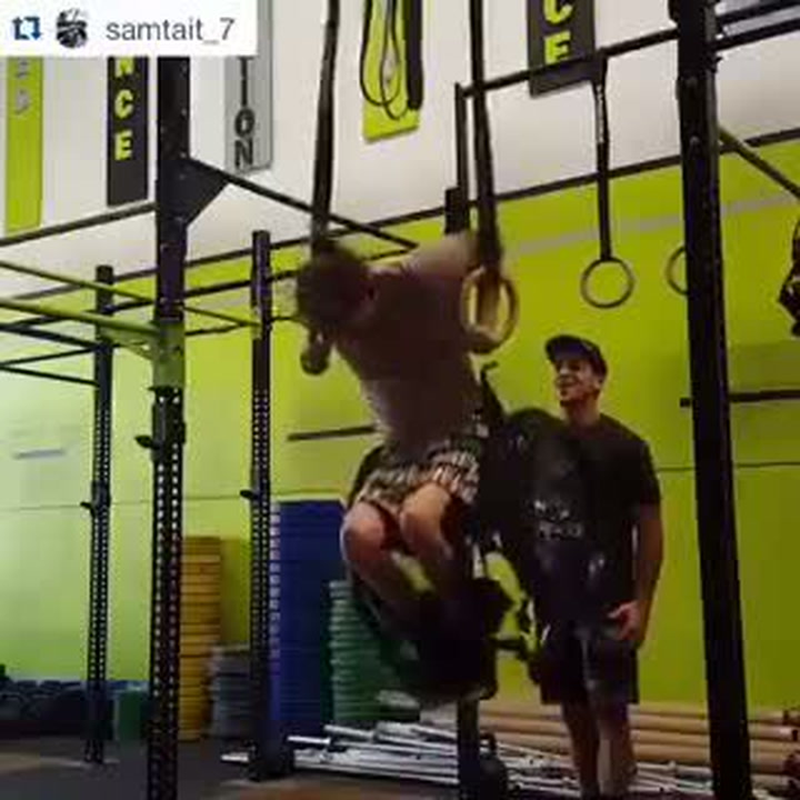 Tohle není obyčejný týpek v posilovně. Stačí si pustit celé video a spadne vám čelist