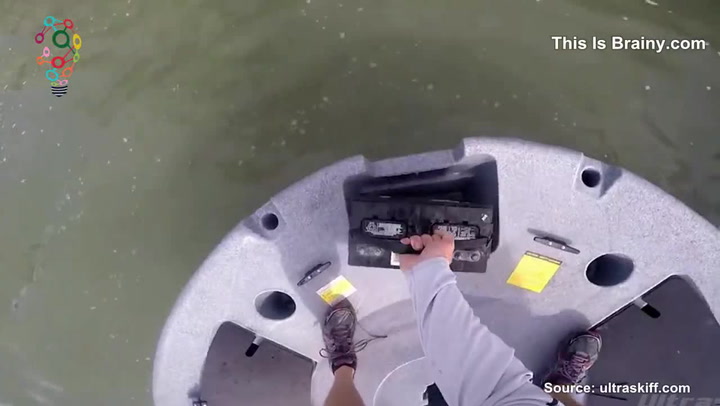 Revoluční vynález pro rybáře. Podivné plastové kolo je unikátní plovoucí zázemí