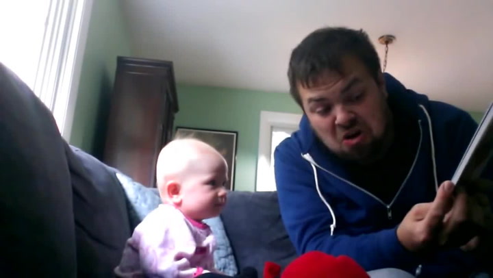 Nejmilejší video všech dob! Miminko zbožňuje, když mu tatínek čte pohádku, směje se na celé kolo