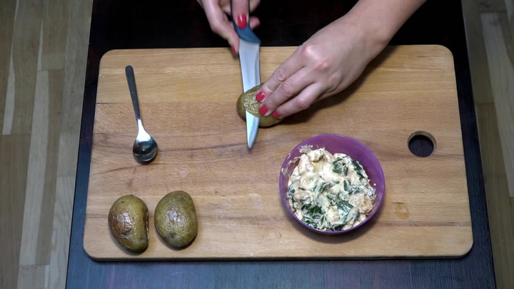 Brambory plněné kuřecím masem? No jasně, tuhle rychlovku si musíte střihnout!