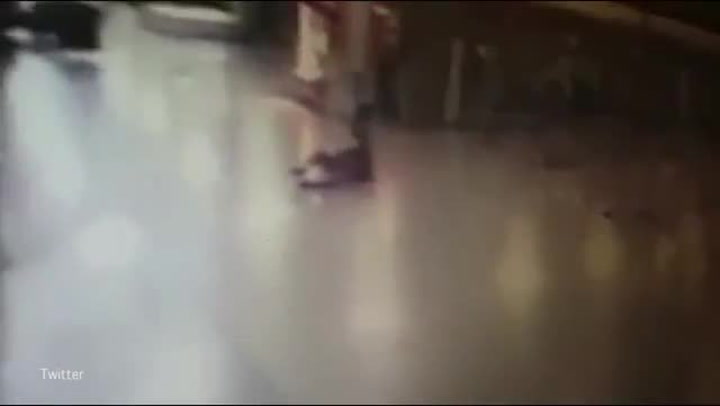 Hrozivé video z útoku v Turecku: Policista na poslední chvíli bojoval s teroristou!