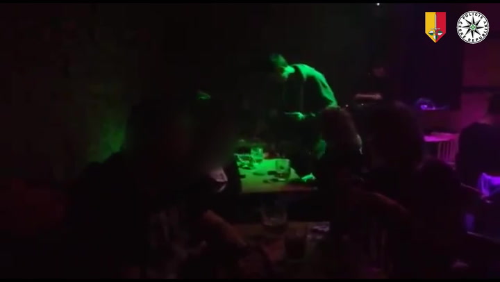 Policie rozdala pokuty v pražské vinárně, kde bylo otevřeno po povinné zavírací době