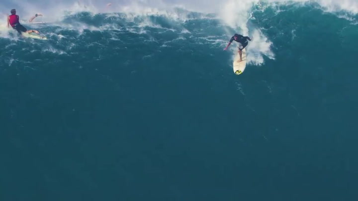 Smrt klepala na dveře. Podívejte se na hrozivý pád surfaře z obří vlny