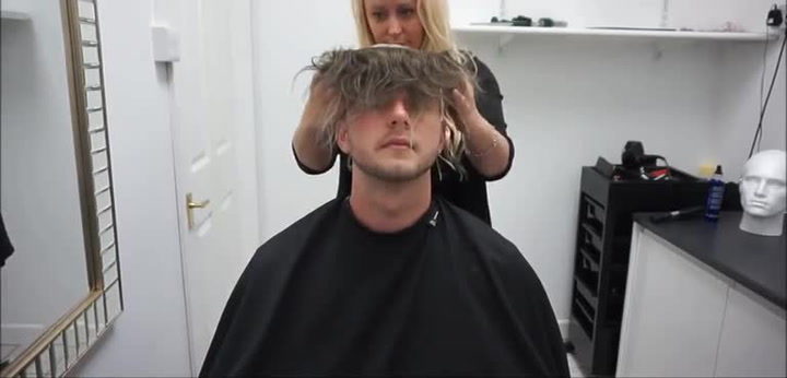Revoluce pro plešatějící muže. Nejdokonalejší náhradu vlasů nepoznáte ani na pár centimetrů