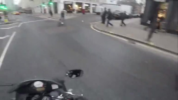 „Dostala jste to?“ Za hnusnou otázku se řidič dodávky dočkal od cyklistky drsné pomsty