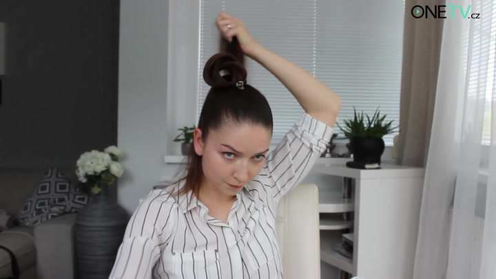 Parádní drdol do horkých dní: Zvládnete ho sama a za chvilku, sledujte návod!