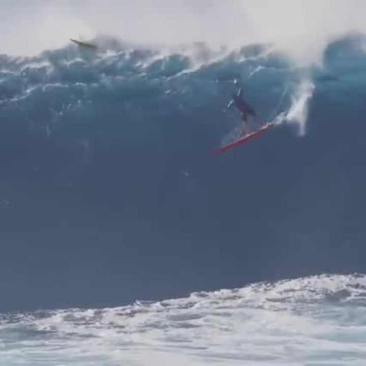 Z toho se tají dech. Takhle to vypadá, když surfaři zdolávají vlny jako paneláky!