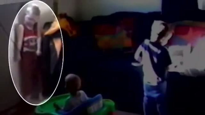 Absolutní reálný horor! Matka natočila na kameru, jak se jí na okně oběsilo dítě!