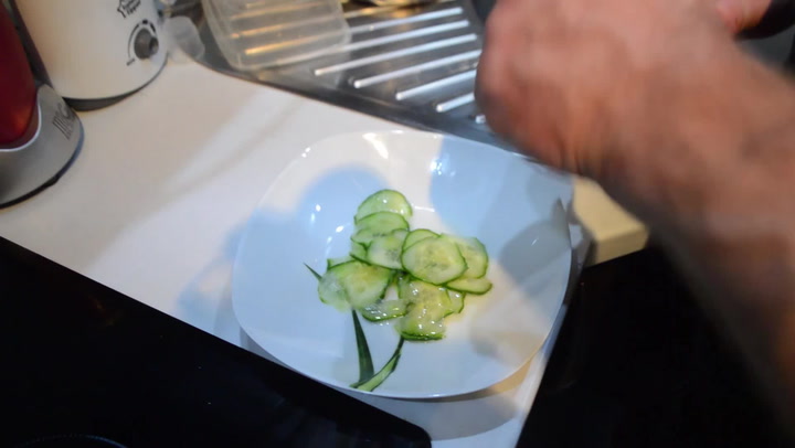 Vaříme s Grznárem, díl druhý. Jak připravit luxusní fitness cheeseburger?