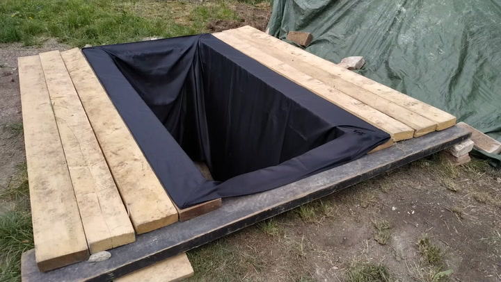 VIDEO: Takhle pohřbili Marečkova vraha. Na Kučově pohřbu smuteční hosté vyhrožovali novinářům