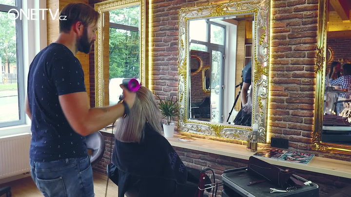 Tak to je velká změna: Náš geniální kadeřník Lukáš proměnil Míšu k nepoznání! Dostala styl a šmrnc!