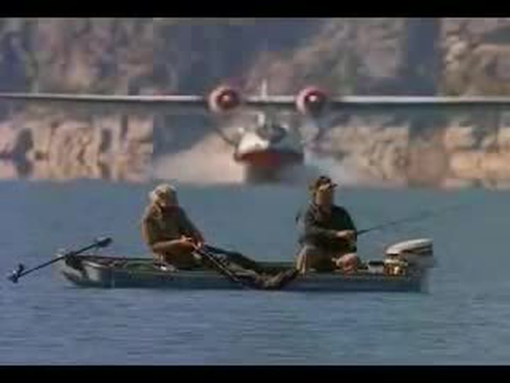 Na poslední chvíli. Obří letadlo jen těsně minulo nic netušící rybáře!