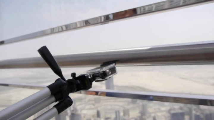 Co se stane s iPhonem 7, když jej hodíte z dubajského mrakodrapu? Podívejte se