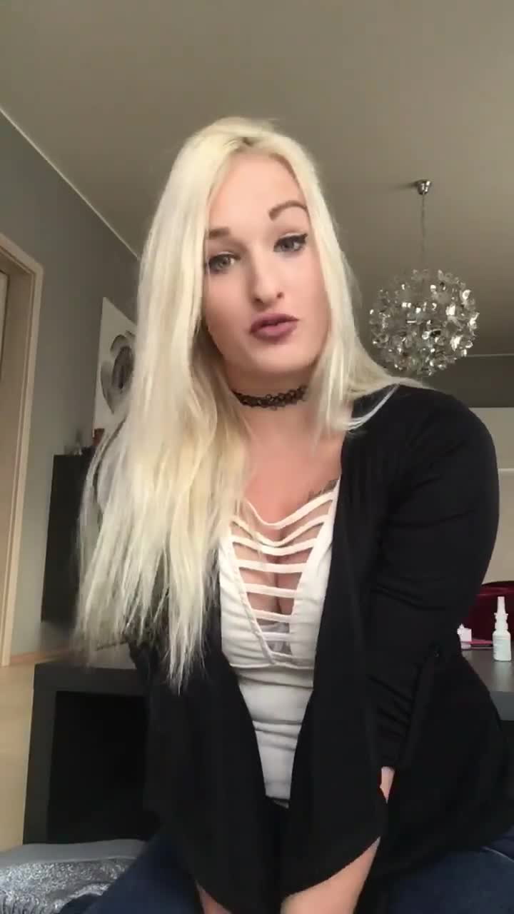 Příbramská pornohvězda Daisy Lee nahrála tohle novoroční přání! Podívejte se