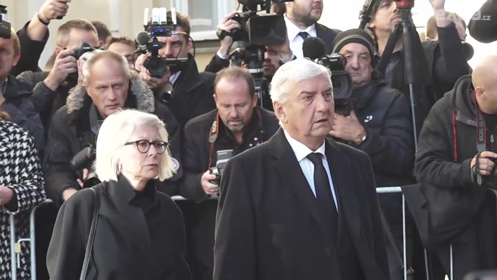 Zádušní mše za Karla Gotta: Slavní se slzami v očích přišli vzdát Mistrovi hold