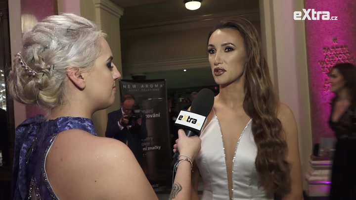 Taťána Makarenko předvedla odvážné šaty a módní stylista prozradil největší plesové přešlapy