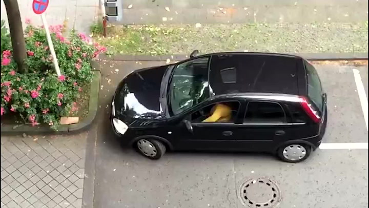 Parkování není pro každého. Tenhle nešťastník si prožil osobní horor!