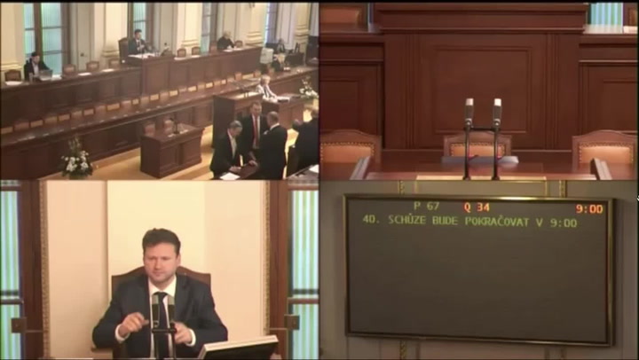 Radek Vondráček ukázal poslancům vztyčený prostředníček