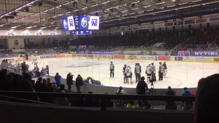 Po drsném zákroku u mantinelu zůstal Jágr ležet bezvládně na zemi!