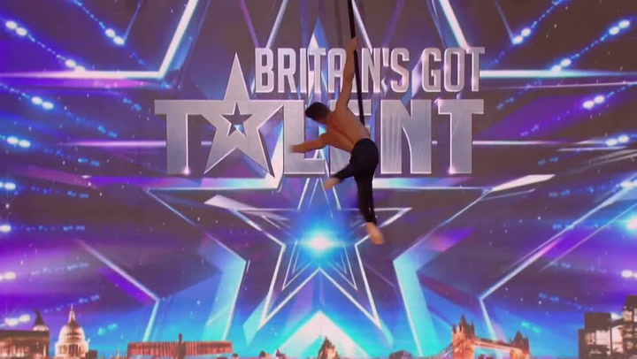 Dámy, držte se! Tento svalovec tancuje pole dance a jde mu to na výbornou. To musíte vidět!
