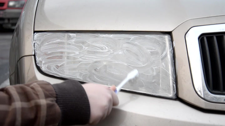 Jak rychle vyčistit světlo u auta? Neuvěříte, co jsme použili!