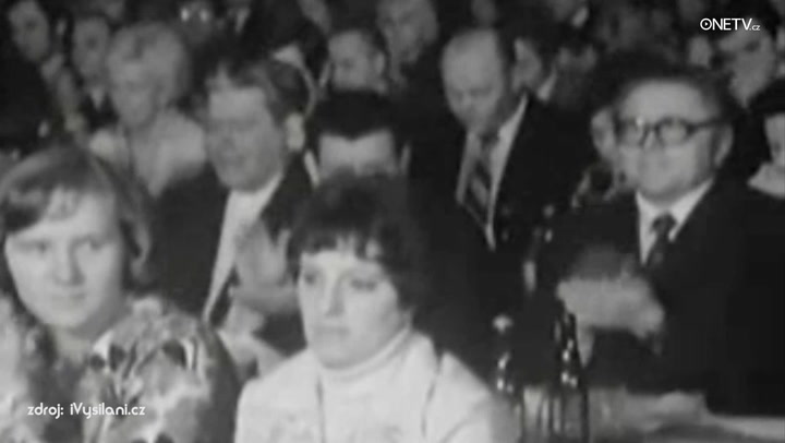 Kdysi Češi žili v čistotě: Za totáče byly povinné úklidy kolem domu a okolí!